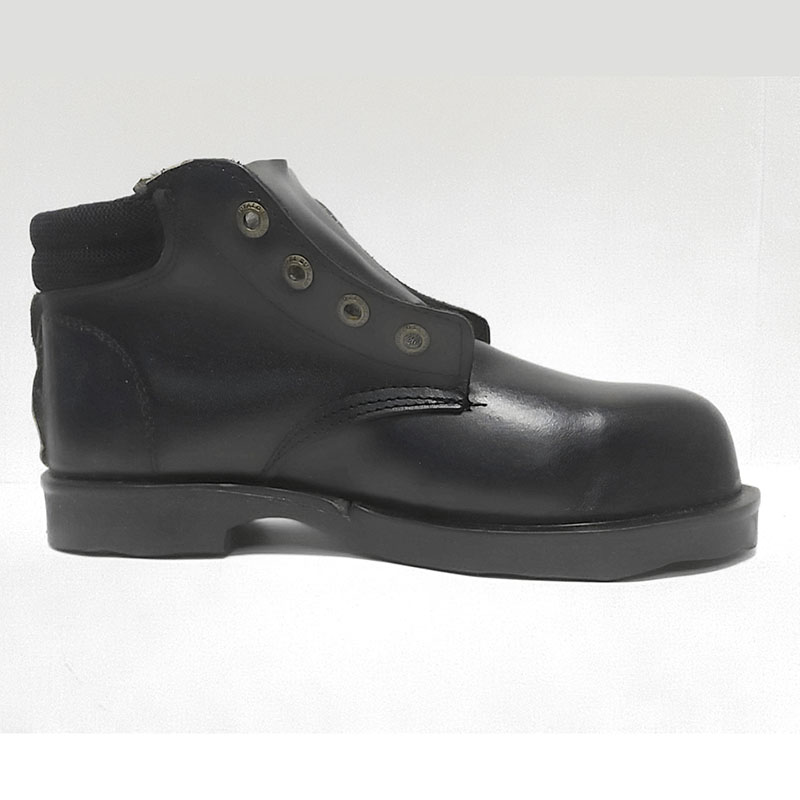 Botas de cuero negro con punta metálica